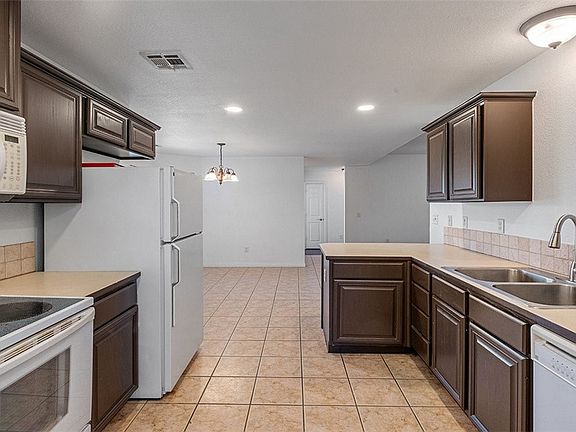 3rd image of 1042 Applewood Cir