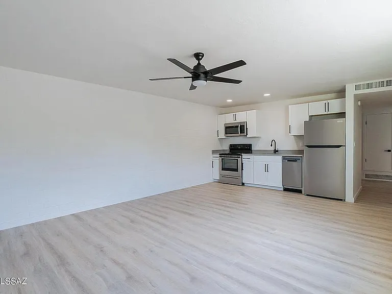 1040 N 7th Ave — Photo 9