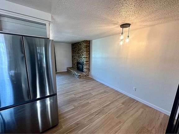 4th image of 434 NE Thurston Ave