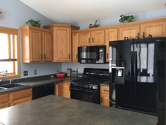 Kitchen with large island