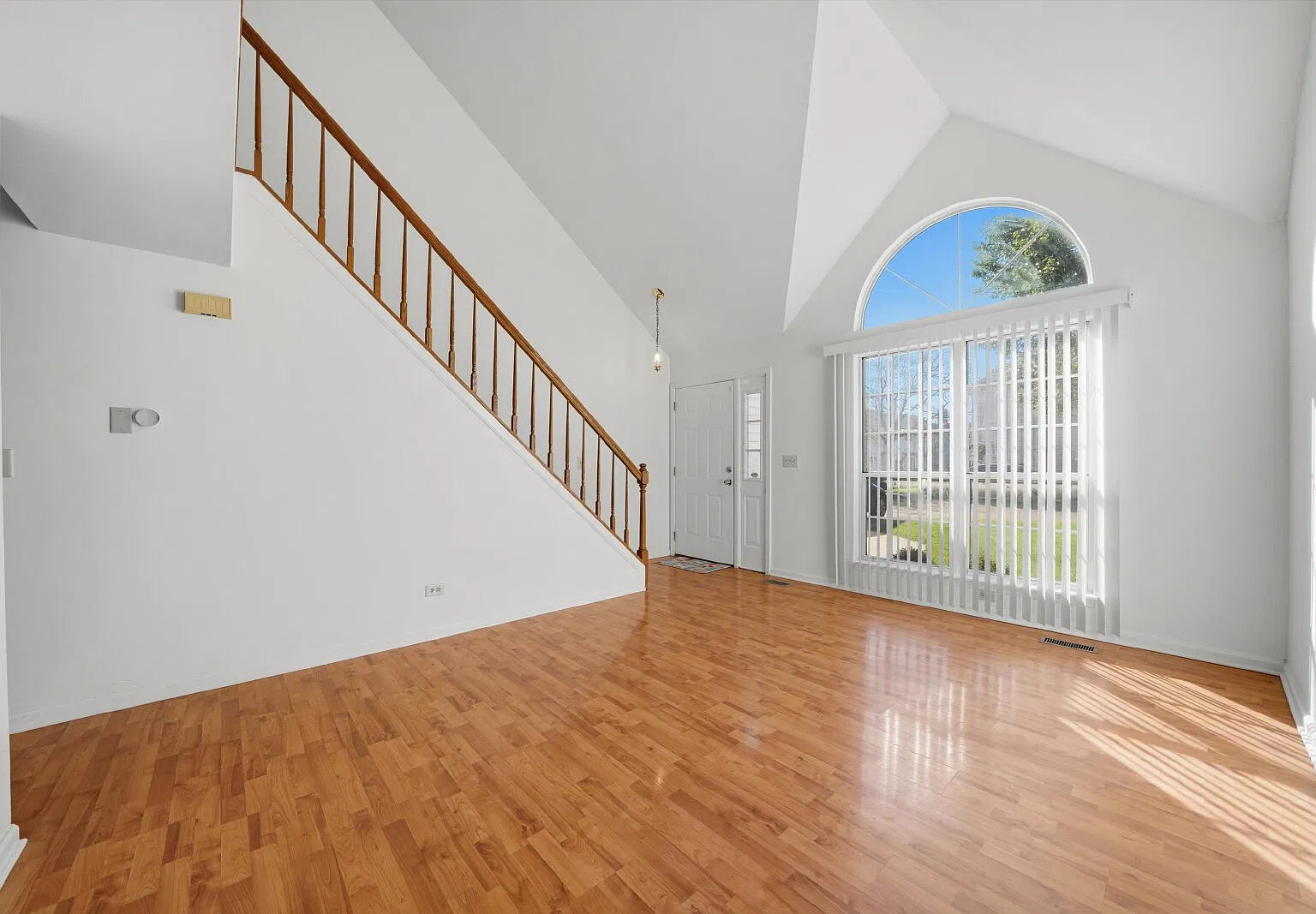 3 bed, 1.5 bath, 1364 sqft, $2,300 — Photo 4