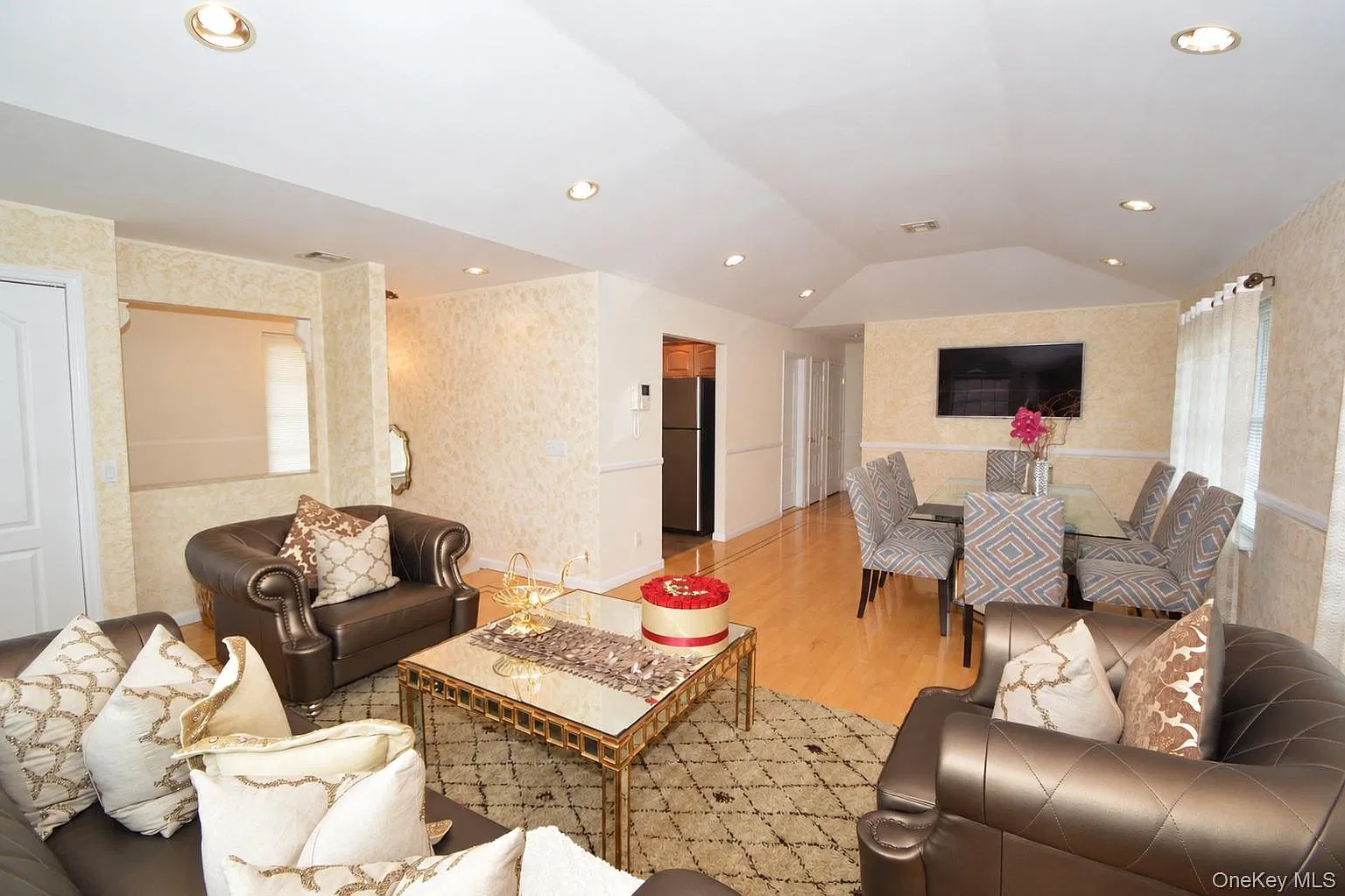 2 bed, 2.0 bath, 1200 sqft, $3,800 — Photo 3