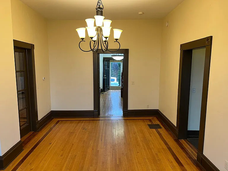 721 W 7th St — Photo 12