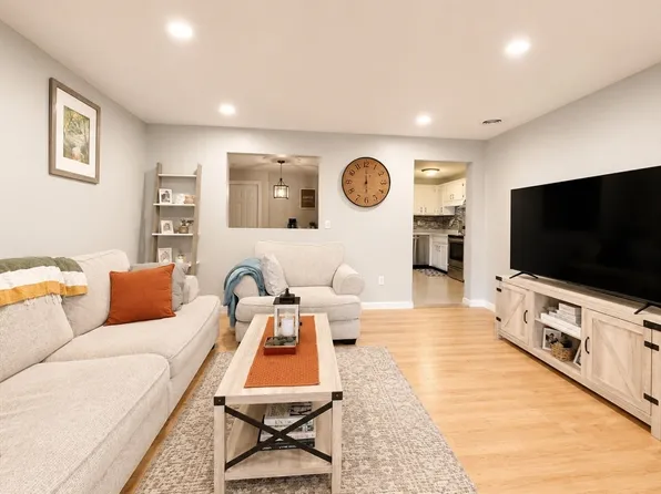52 Randolph Dr, Tewksbury, MA 01876