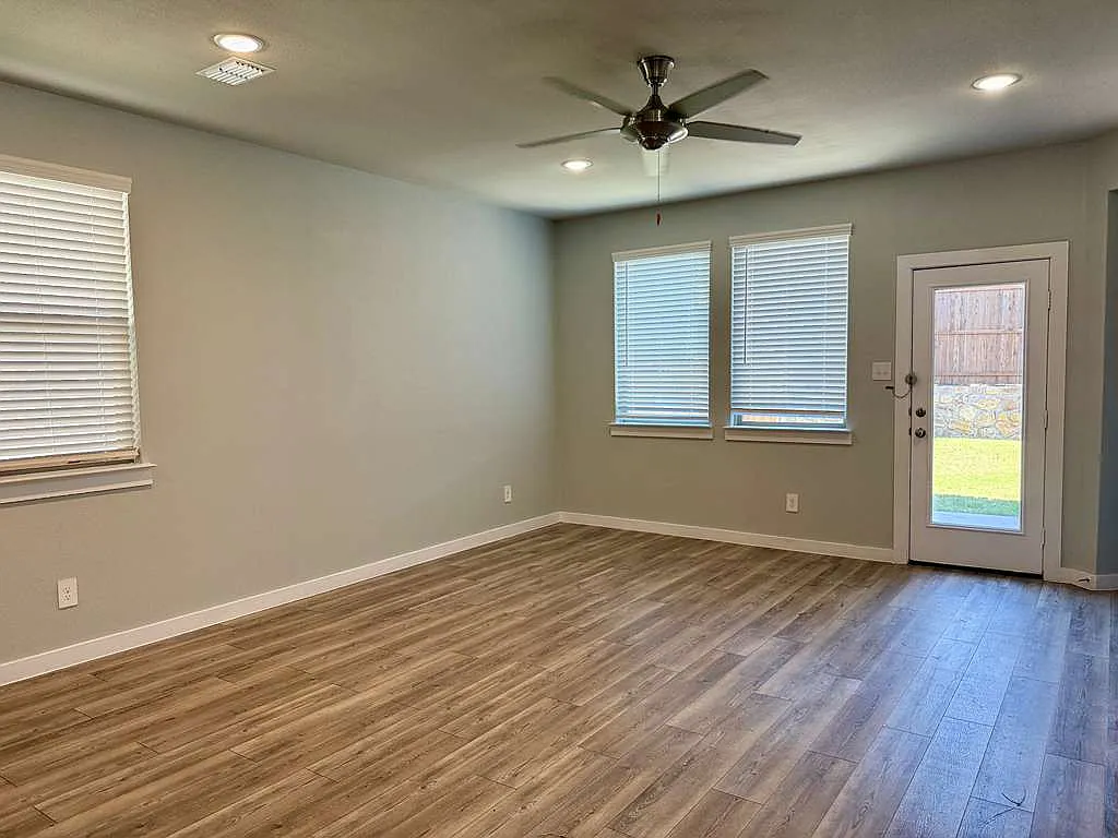 4 bed, 2.5 bath, 2386 sqft, $2,500 — Photo 3