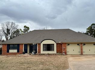 27 Village Dr, Chickasha, OK 73018