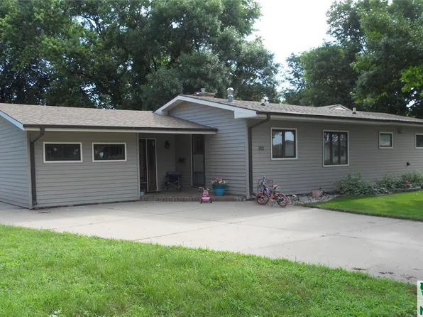 722 Valley View Dr, Vermillion, SD 57069