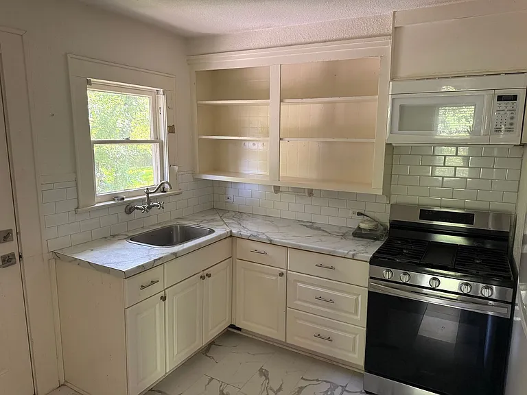 606 W Dobbs St — Photo 2