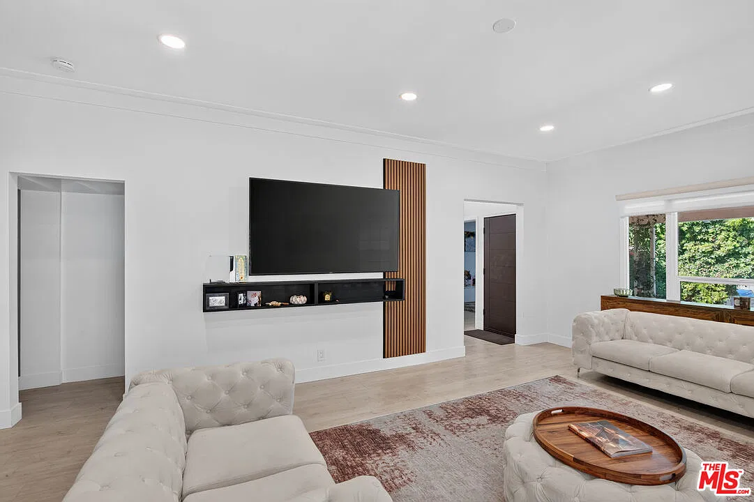 5 bed, 3.0 bath, 2395 sqft, $8,990 — Photo 2