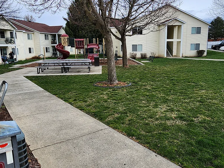Turnberry Apartments — Photo 1