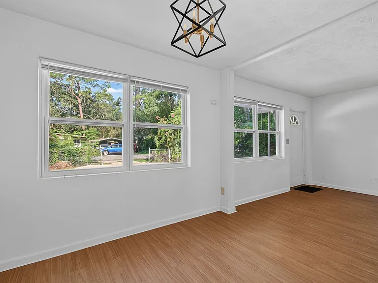 1524 NE 8th St — Photo 11