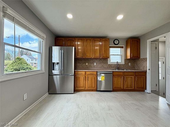 3rd image of 4515 Pershing Ave