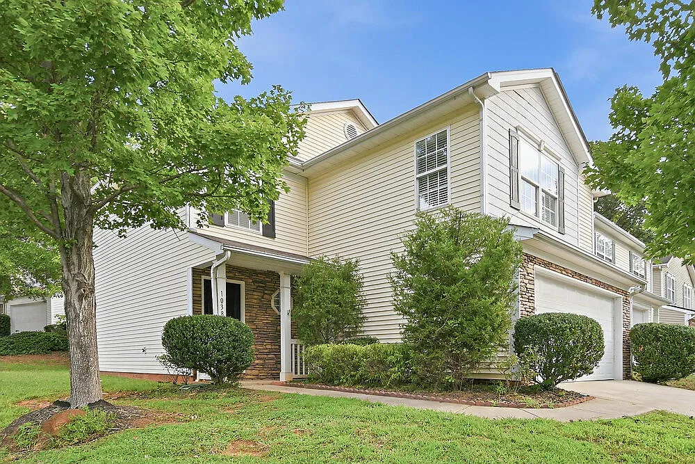 3 bed, 2.5 bath, 1908 sqft, $1,990 — Photo 4