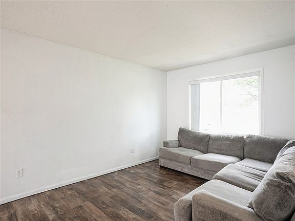 4th image of 306 W 18th Pl