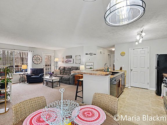 5th image of 216 Hunters Ln NE #11