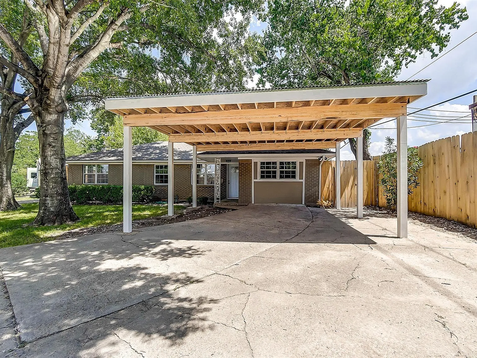3 bed, 2.0 bath, 1800 sqft, $2,000 — Photo 3