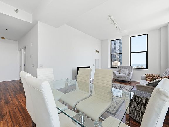 5th image of 8 W Monroe St APT 1904