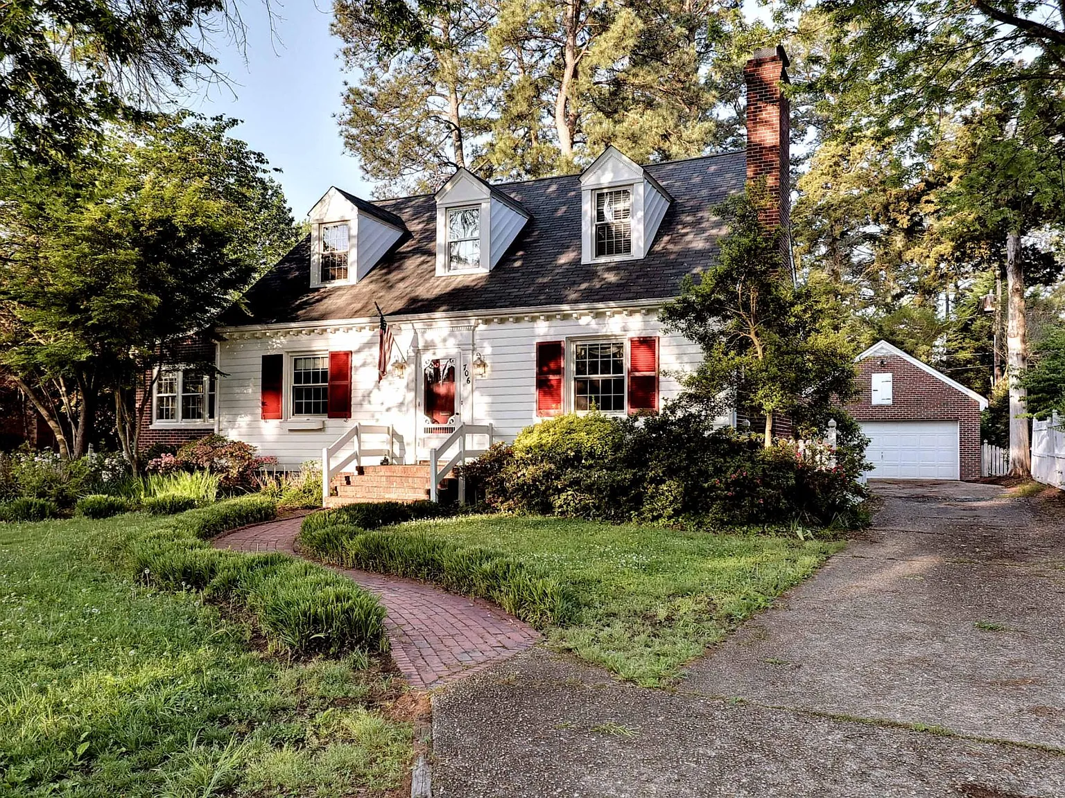 706 Richmond Rd — Photo 2