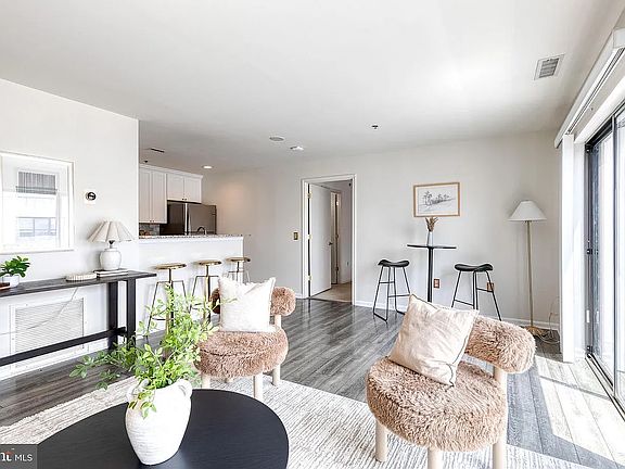 4th image of 2702 Lighthouse Point E #719