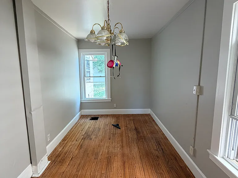 202 Hallock Ave — Photo 3