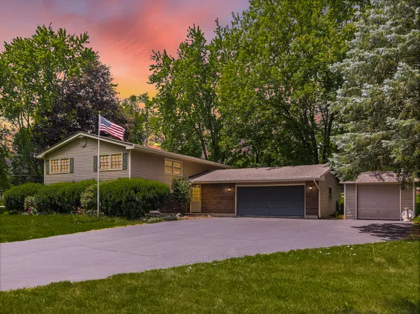 6N040 Woodland Rd, St Charles, IL 60175