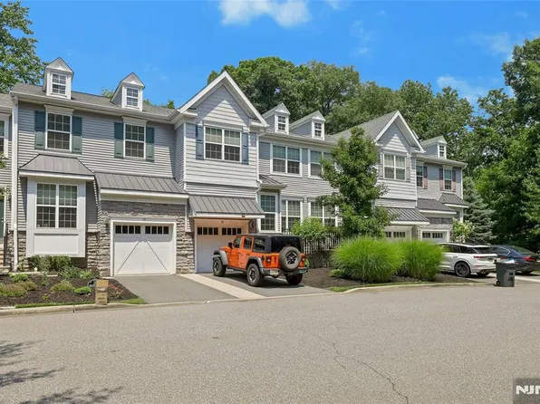 28 Masterson Ct, Waldwick, NJ 07463