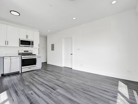 3rd image of 4350 W Lawrence Ave #404