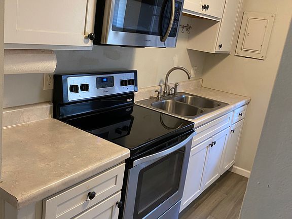 3rd image of 745 Dayton St #B