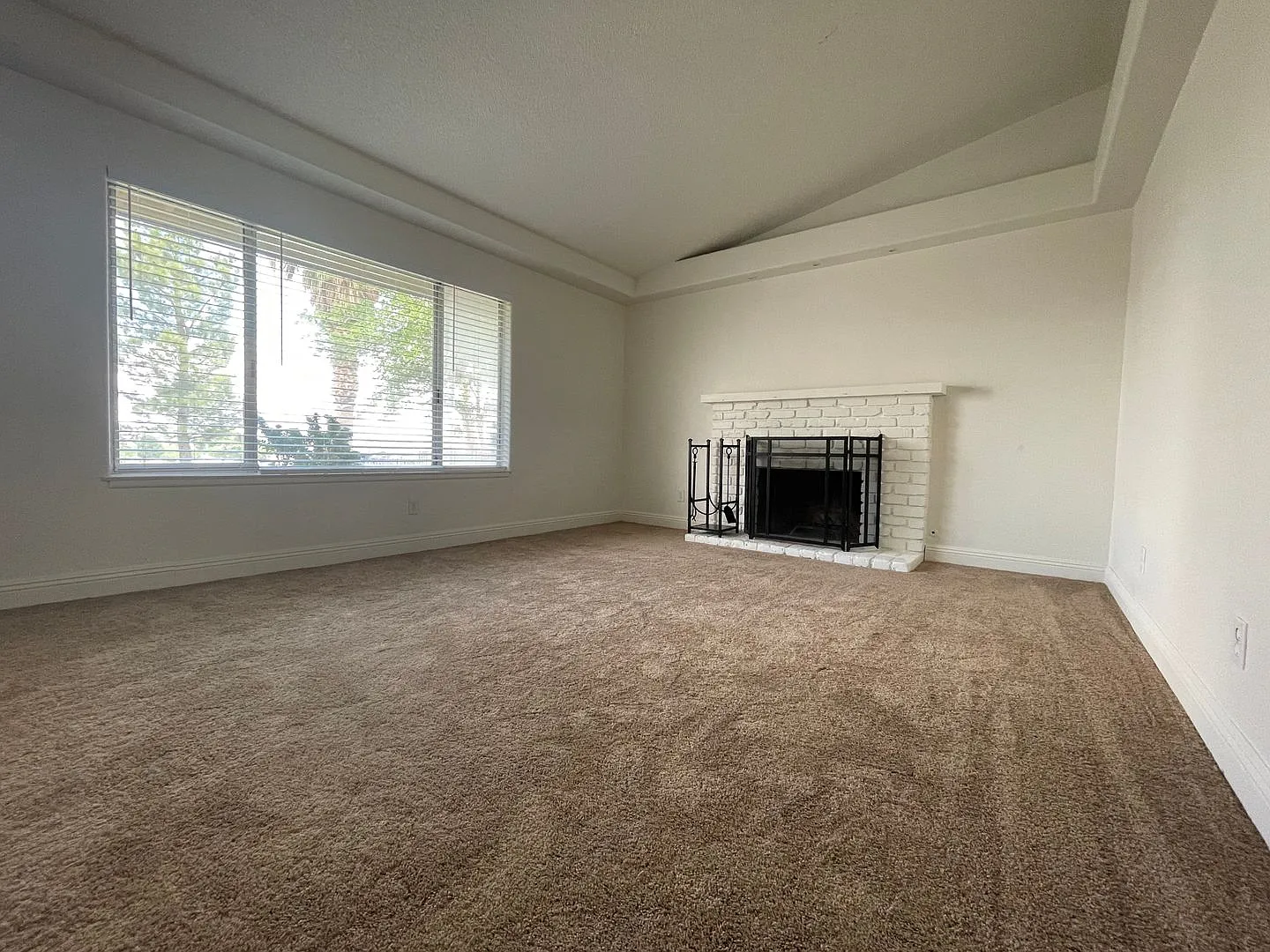 Single story 3 bedrooms 2 bathroom home located in Henderson — Photo 4