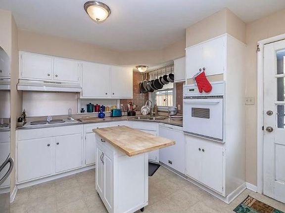 3rd image of 162 Saint James Dr