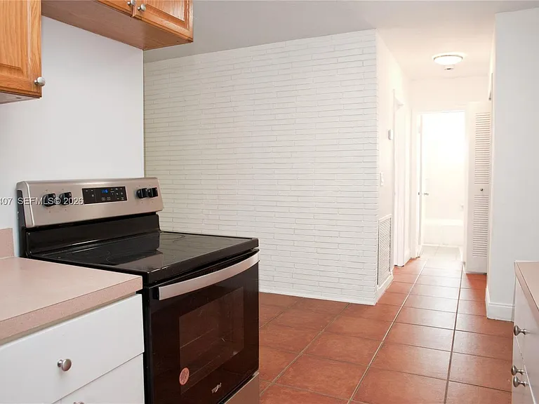 304 SE 9th Ct #6 — Photo 11