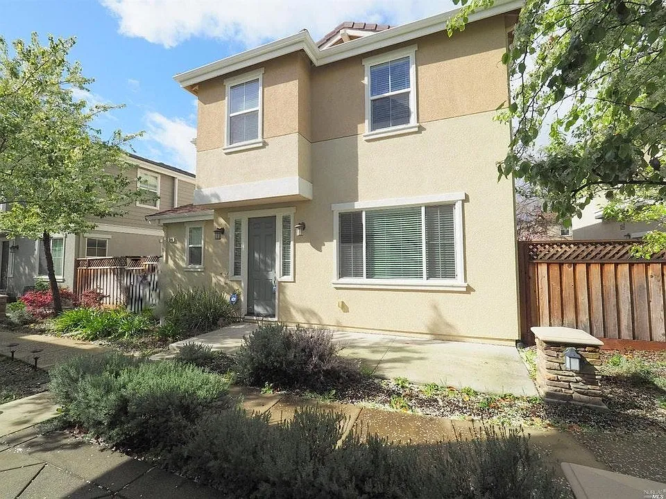 306 Toyon Ln
