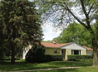 814 N Bel Ayr Dr, Waukesha, WI 53188