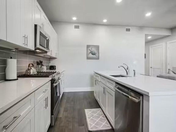 4th image of 900 Bartholomew St #221