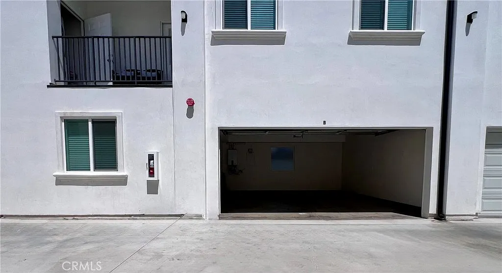 3 bed, 3.5 bath, 2200 sqft, $4,000 — Photo 3