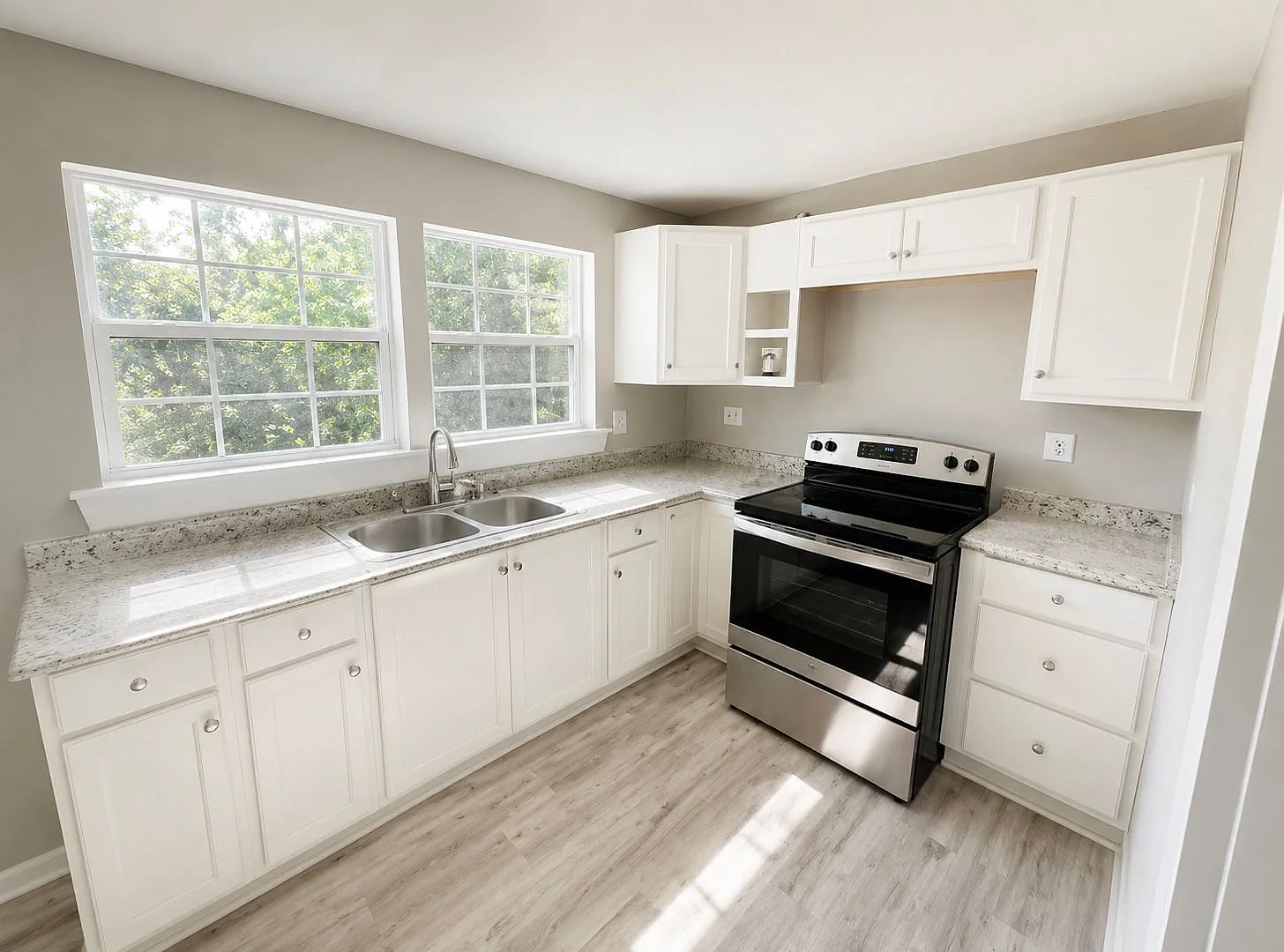 3324 Hollywood Street (4 Bed/2 Bath) — Photo 3