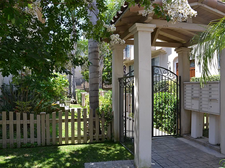 813 Van Ness Ave #D — Photo 2