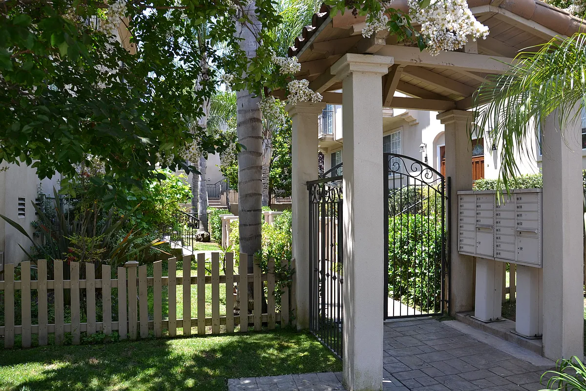 Building Photo - 813 Van Ness Ave #D