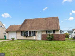 17 Middle Rd, Levittown, PA 19056