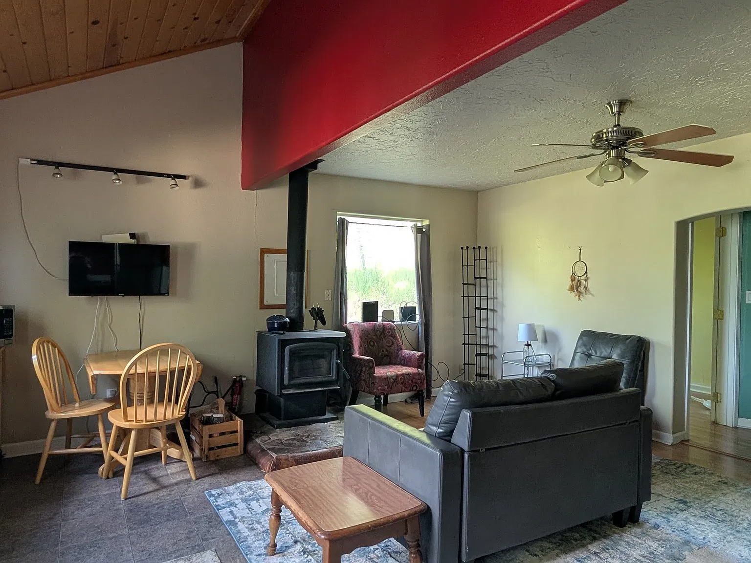 2 bed, 880 sqft, $1,600 — Photo 2