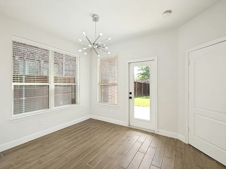 2125 Olivereta Dr — Photo 5
