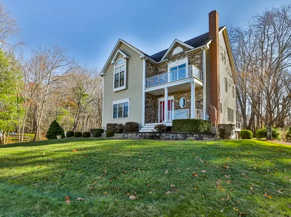 6 Captains Dr, Salem, NH 03079