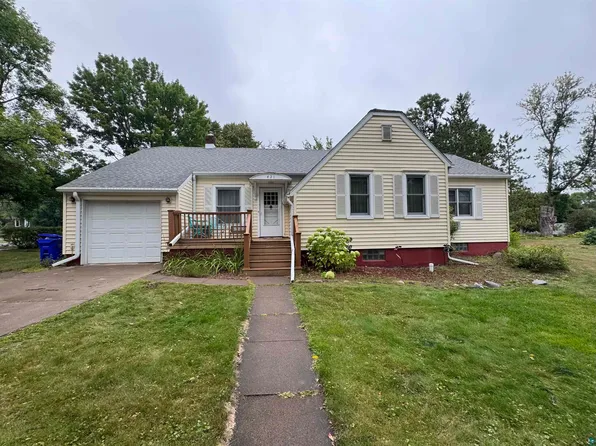 421 1st St, Moose Lake, MN 55767