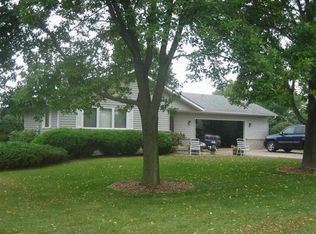 17 Timberline Dr, Blue Grass, IA 52726