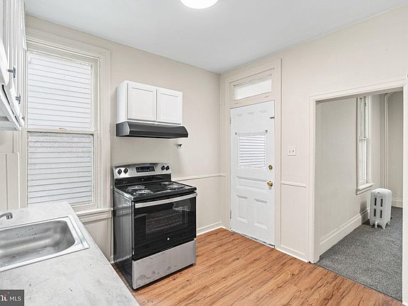 3rd image of 2402 Boas St