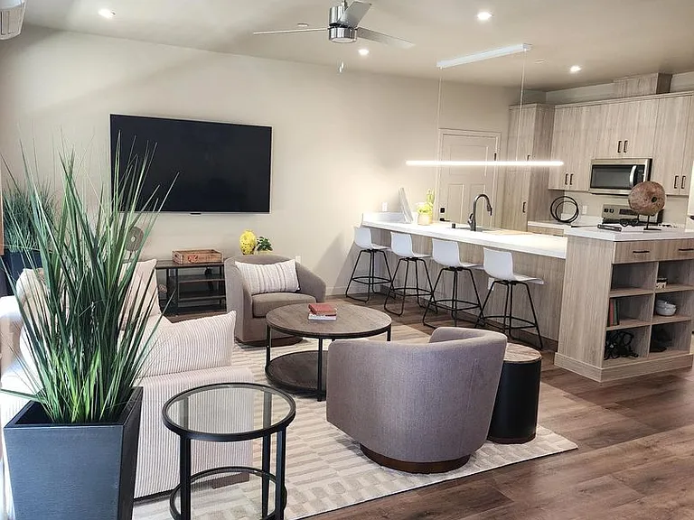 Vantage Pointe East — Photo 16