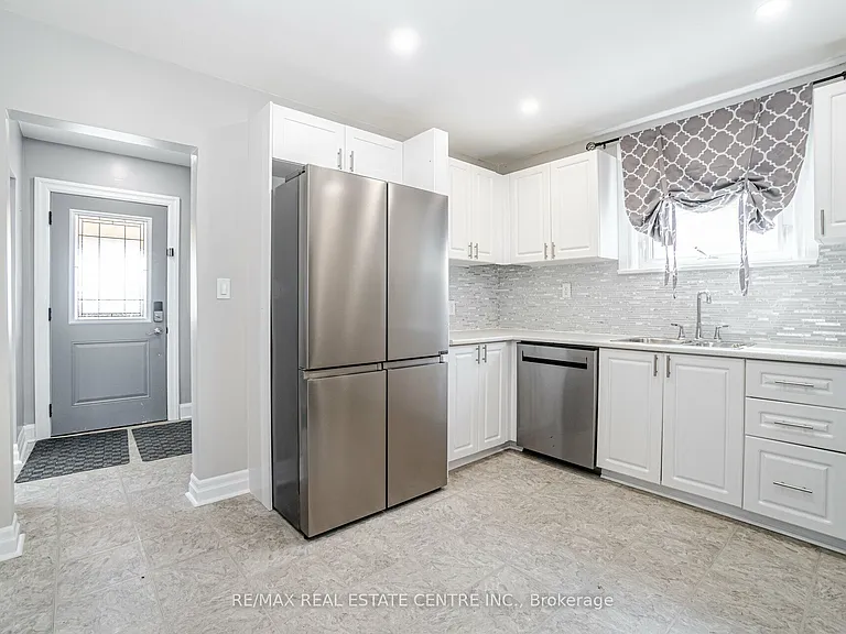 102 Wilson Rd S #UPPER LEVEL — Photo 10