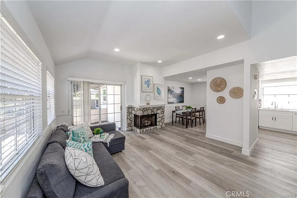 2 bed, 2.5 bath, 1081 sqft, $3,200 — Photo 1