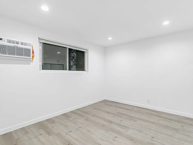 1138 Cardiff Avenue — Photo 11