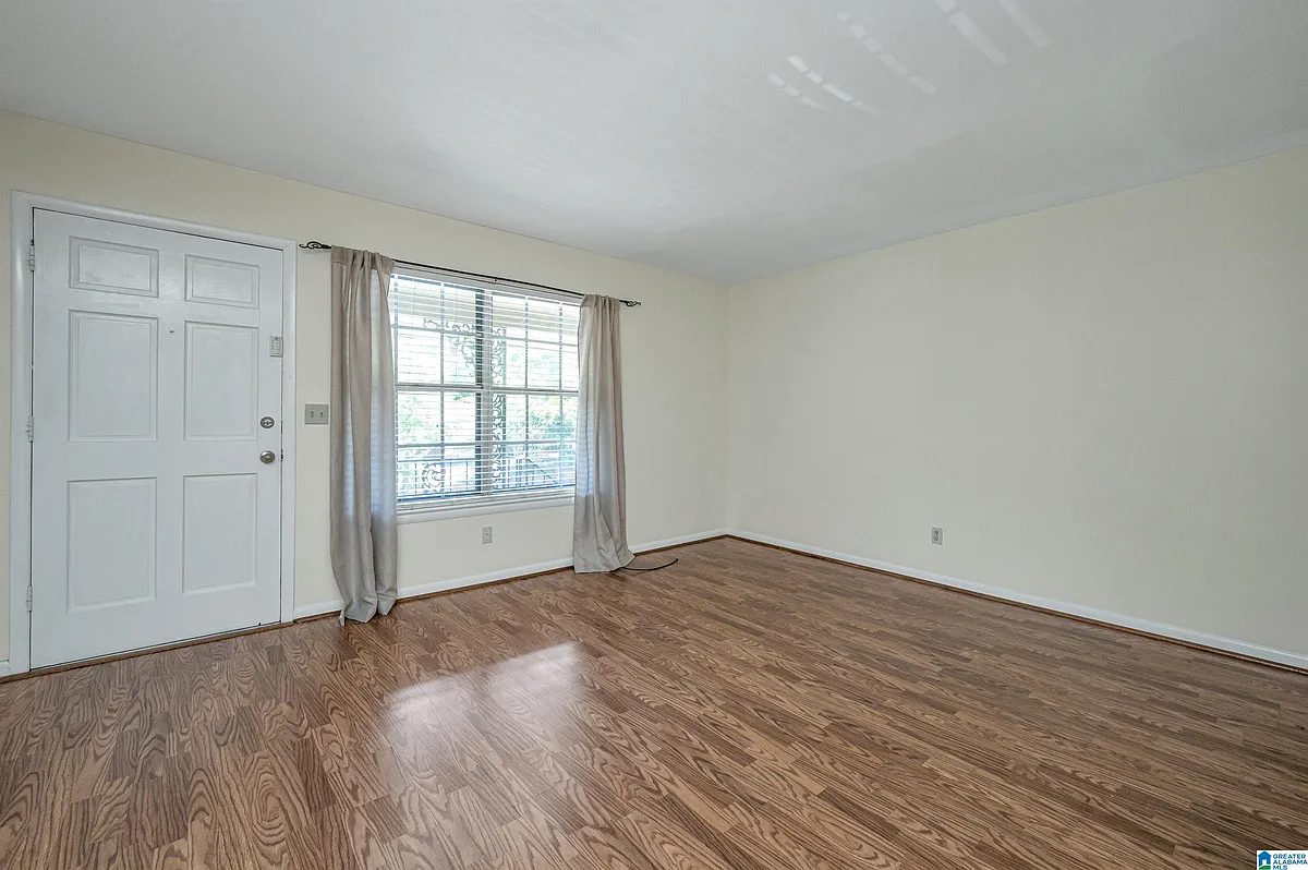 Building Photo - 2727 Highland Ave S #204